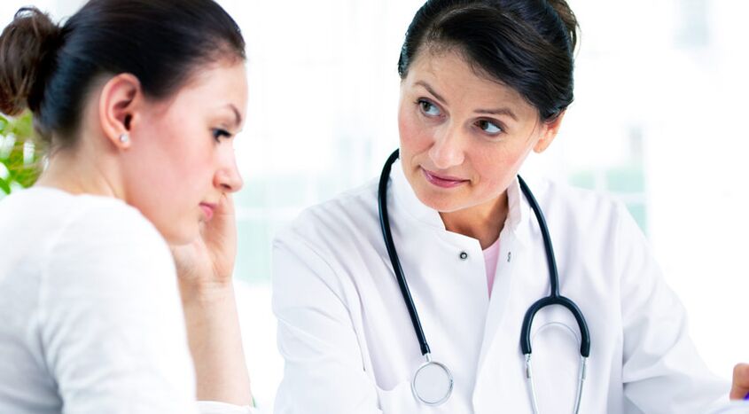 Bir doktor, hastaya meme büyütme ameliyatı endikasyonları konusunda tavsiyelerde bulunur.