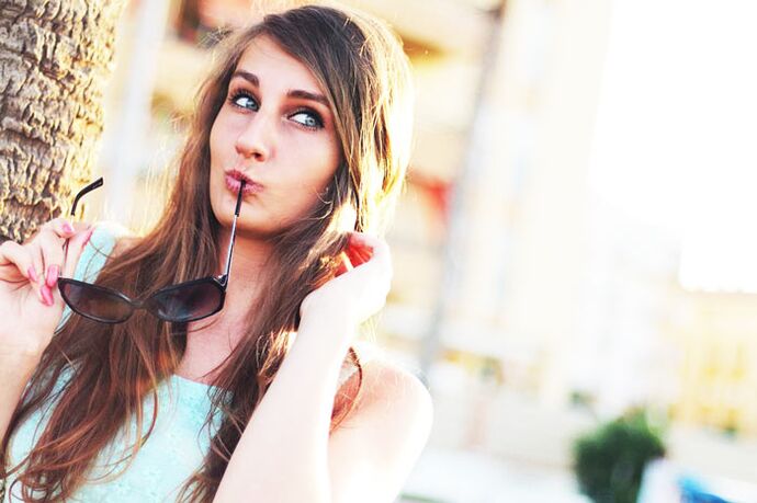 Bir kız göğüs büyütme için estetik ameliyat geçirmesi gerekip gerekmediğini düşünüyor.